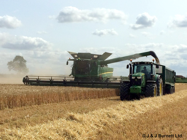 John Deere 6150R equipped with Cleanfix reversible fan | © J & J Burnett Ltd.