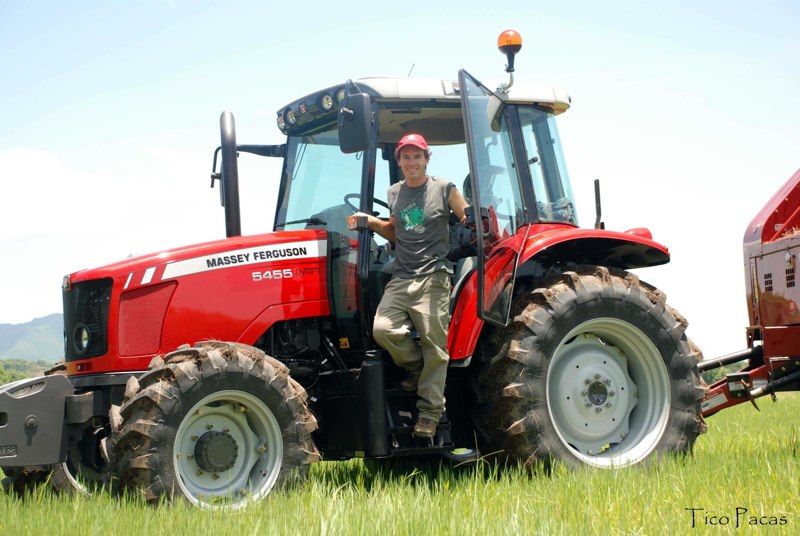 Massey Ferguson 5455 equipped with Cleanfix reversible fan | © Tico Pacas S.A.