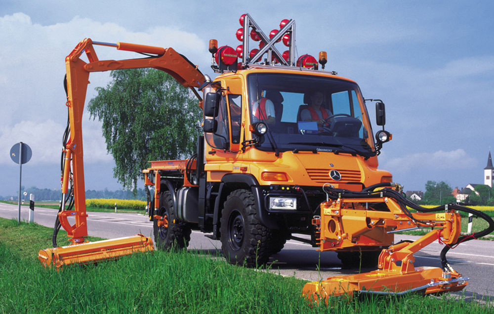 Mercedes Benz Unimog 400 equipped with Cleanfix reversible fan | © Daimler AG