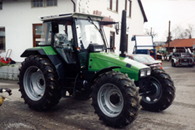 Haegele open view tractor in front of agricultural machinery shop Haegele in Schorndorf, Germany | © Hägele GmbH - Cleanfix